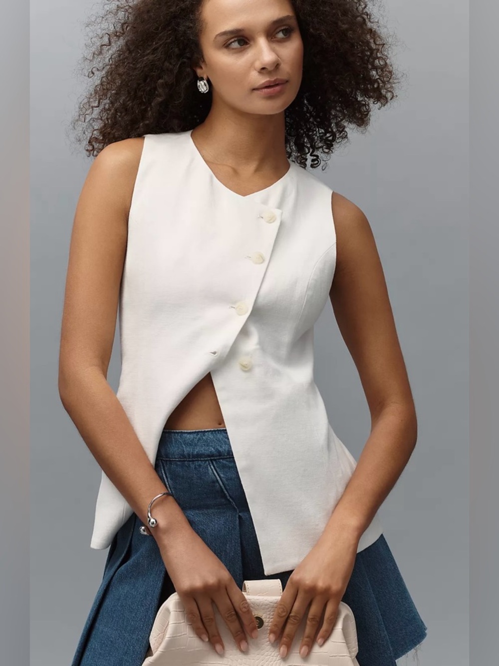 LIKE NEW Medium ASTR White Sleeveless Button Front Vest